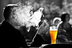 Алкоголь стимулирует желание курить